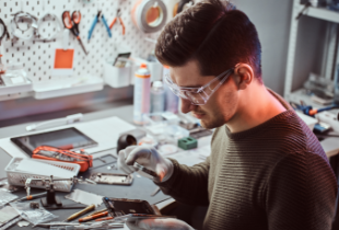 Inicio 11 electronic technician repair damaged smartphone in 4DTFZ8Q