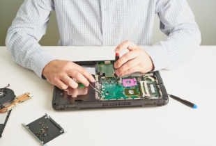 Inicio 7 man repairs computer a service engineer in shirt r 5PDBPLA