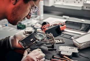 Inicio 9 technician carefully inspect the internal parts of 4V87AL6